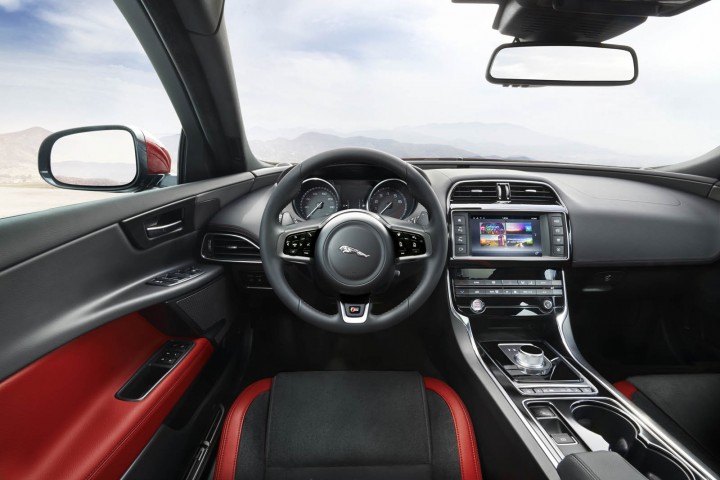 Photo officielle Jaguar XE S (2015)