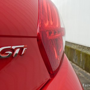 Photo sigle Peugeot 208 GTi 30th – 1.6 THP 208 ch (Mars 2015)