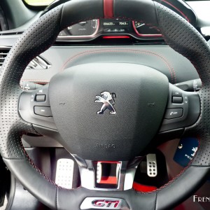 Photo volant cuir Peugeot 208 GTi 30th – 1.6 THP 208 ch (Mars 20
