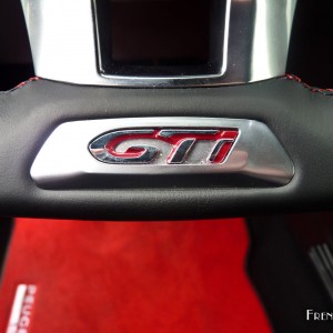 Photo sigle GTi volant Peugeot 208 GTi 30th – 1.6 THP 208 ch (Ma