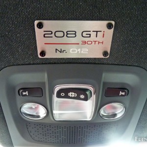 Photo plaque numérotée Peugeot 208 GTi 30th – 1.6 THP 208 ch (