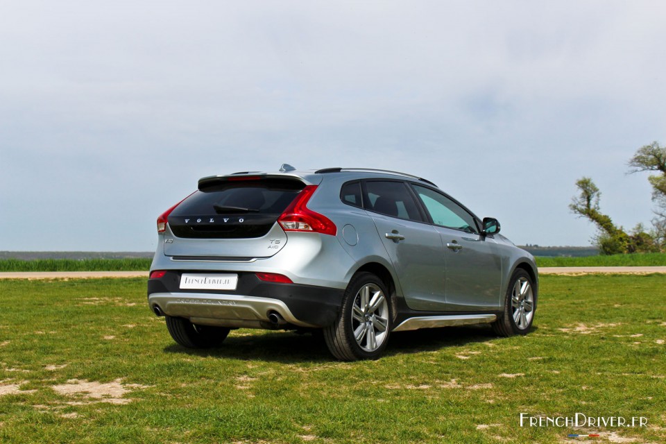 Photo 3/4 arrière Volvo V40 Cross Country T5 AWD - 1.9l 16v 245