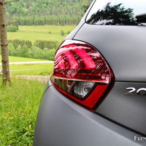 Photo feu arrière LED Peugeot 208 restylée (Mai 2015)