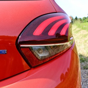 Photo feu arrière LED Peugeot 208 Business Pack restylée (Mai