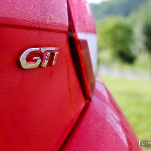 Photo sigle Peugeot 208 GTi by Peugeot Sport restylée (Mai 2015