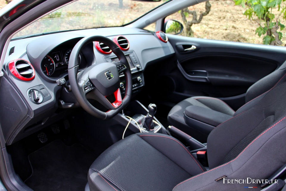 Photo intérieur SEAT Ibiza FR restylée (Juin 2015)