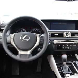 Photo tableau de bord Lexus GS 300h – 2.5 VVT­i 223 ch