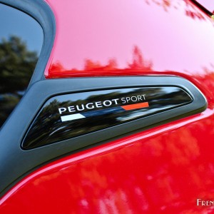 Photo sigle Peugeot 208 GTi by Peugeot Sport (2015)