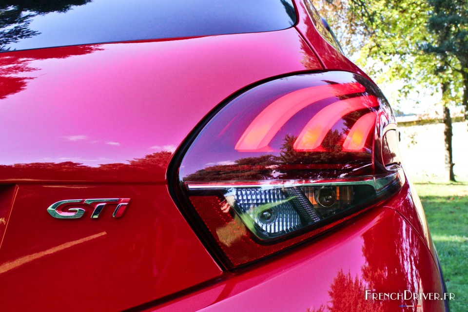 Photo feu arrière LED Peugeot 208 GTi by Peugeot Sport (2015)