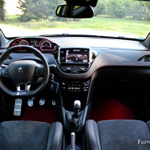 Photo tableau de bord Peugeot 208 GTi by Peugeot Sport (2015)