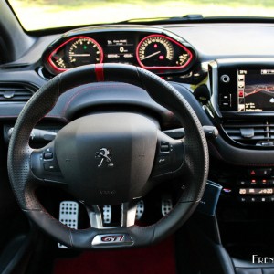 Photo volant cuir Peugeot 208 GTi by Peugeot Sport (2015)