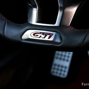 Photo sigle GTi volant Peugeot 208 GTi by Peugeot Sport (2015)