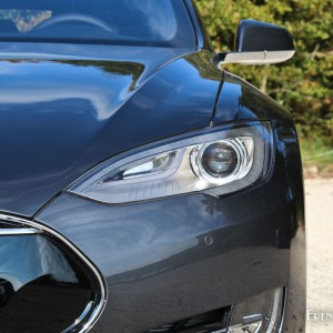 Photo projecteur avant Tesla Model S 70D (2015)