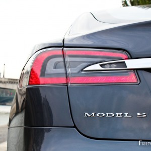 Photo sigle Tesla Model S 70D (2015)