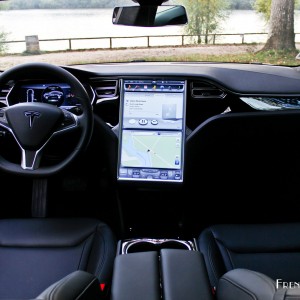 Photo tableau de bord Tesla Model S 70D (2015)