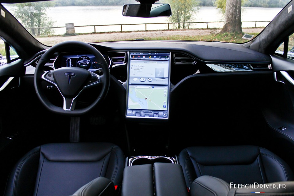 Photo tableau de bord Tesla Model S 70D (2015)
