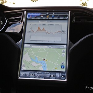 Photo consommation écran tactile Tesla Model S 70D (2015)