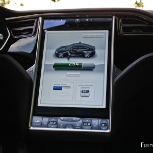 Photo autonomie écran tactile Tesla Model S 70D (2015)