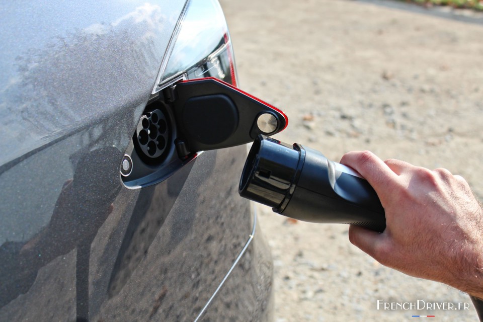 Photo prise recharge Tesla Model S 70D (2015)