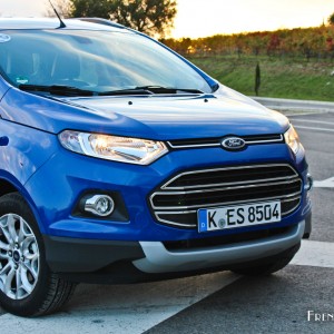 Photo bouclier avant Ford EcoSport Titanium Bleu Kinetic (2015)