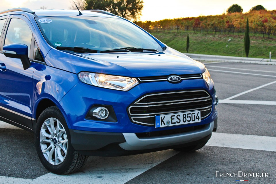 Photo bouclier avant Ford EcoSport Titanium Bleu Kinetic (2015)