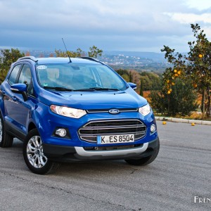 Photo 3/4 avant Ford EcoSport Titanium Bleu Kinetic (2015)