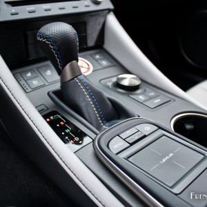 Photo console centrale Lexus RC F (2015)