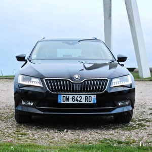 Photo face avant Skoda Superb Combi (2015)