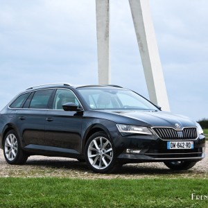 Photo 3/4 avant Skoda Superb Combi (2015)