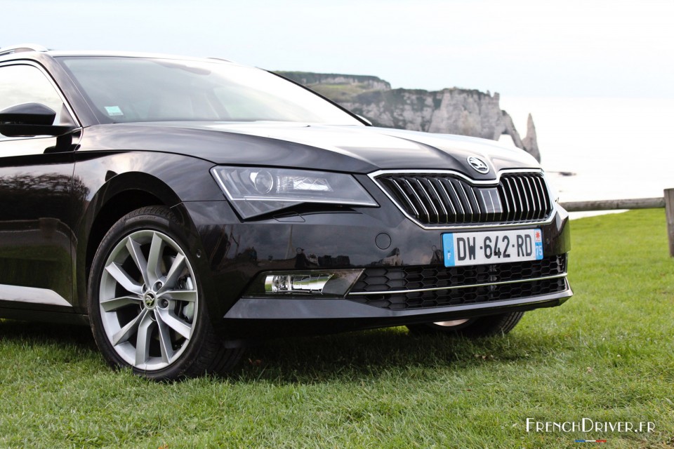 Photo bouclier avant Skoda Superb Combi (2015)