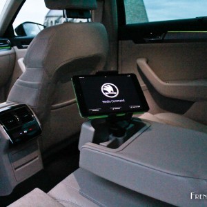 Photo accoudoir central arrière iPad Skoda Superb Combi (2015)