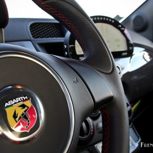 Photo détail volant Abarth 695 Biposto (2015)