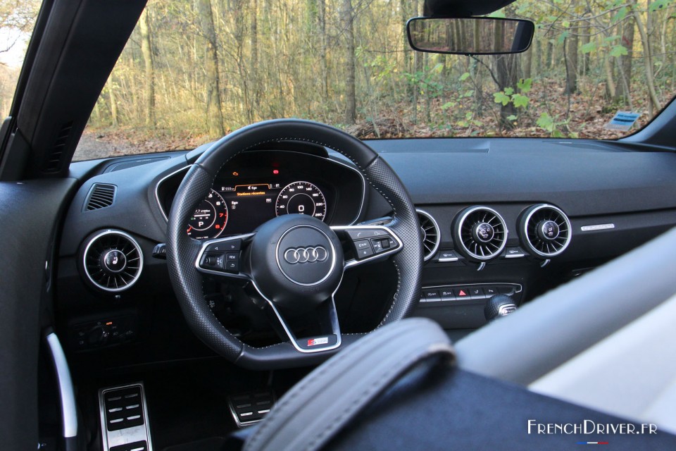 Photo volant cuir Audi TT Roadster (2015) - 2.0 TFSI 230