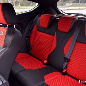 Photo sièges cuir-tissu noir orange Ford Fiesta ST (2015)
