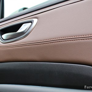 Photo détail habillage cuir panneau de porte Renault Talisman (
