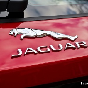 Photo sigle Jaguar F-Pace (2016)