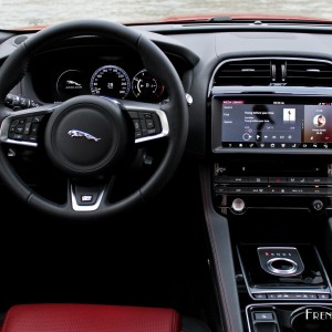 Photo cockpit Jaguar F-Pace (2016)