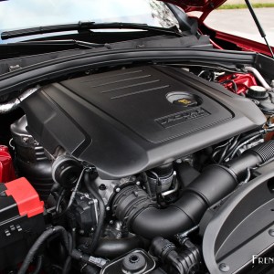 Photo moteur 2.0 l diesel 180 ch Ingenium Jaguar F-Pace (2016)