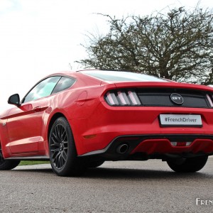 Photo 3/4 arrière Ford Mustang GT V8 Fastback (2015)