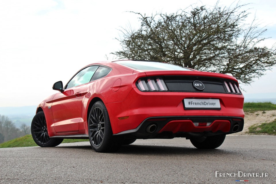 Photo 3/4 arrière Ford Mustang GT V8 Fastback (2015)
