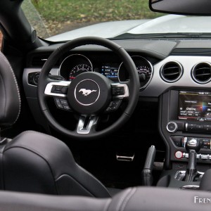 Photo poste de conduite Ford Mustang Convertible (2015)