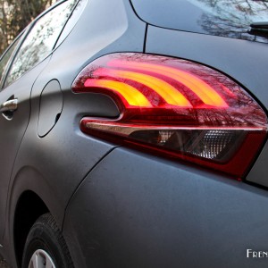 Photo feu arrière LED Peugeot 208 1.6 BlueHDi 100 BVM5