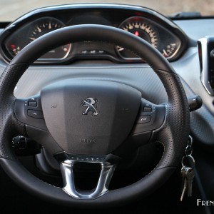 Photo volant cuir Peugeot 208 1.6 BlueHDi 100 BVM5