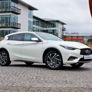 Photo 3/4 avant Infiniti Q30 (2016)