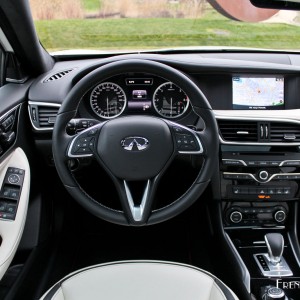 Photo volant cuir Infiniti Q30 (2016)