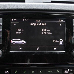 Photo statistiques écran tactile Skoda Octavia RS (2016)