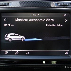 Photo moniteur autonomie sur écran tactile Volkswagen Golf GTE