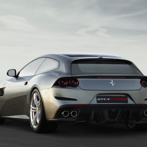 Photo officielle 3/4 arrière Ferrari GTC4 Lusso (2016)