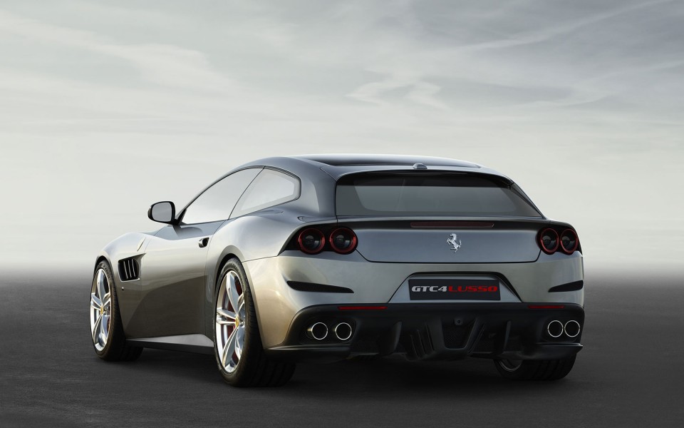 Photo officielle 3/4 arrière Ferrari GTC4 Lusso (2016)