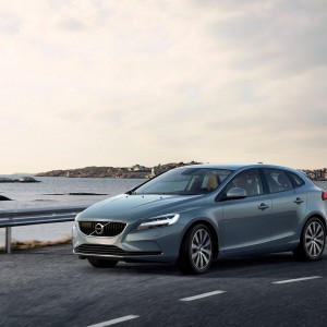 Photo officielle Volvo V40 T4 Momentum restylée (2016)